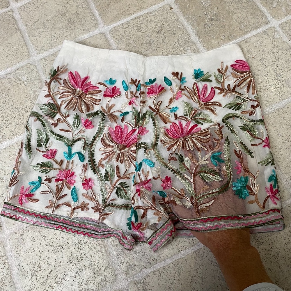 Flower embroidered short white shorts Fab'rik size 6